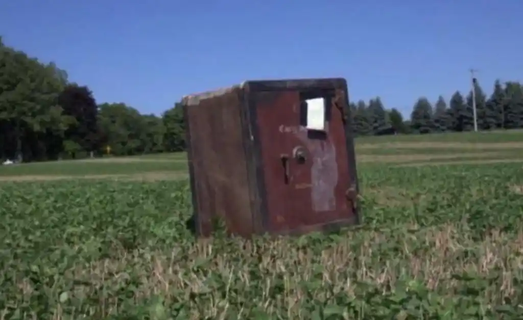 Viral: aparece una caja fuerte en medio de un campo con una nota