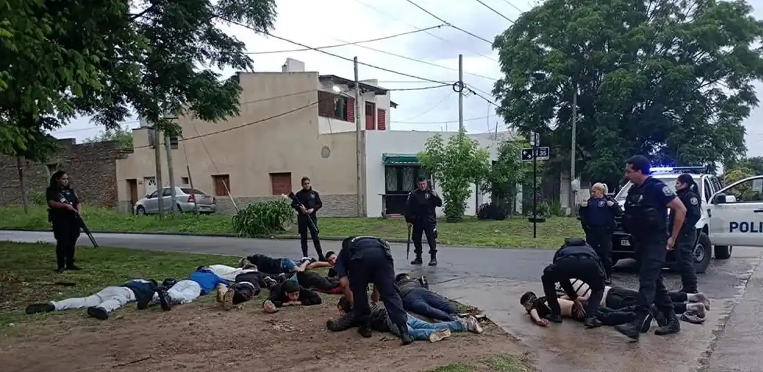 Otras 12 personas fueron aprehendidas por la policía.
