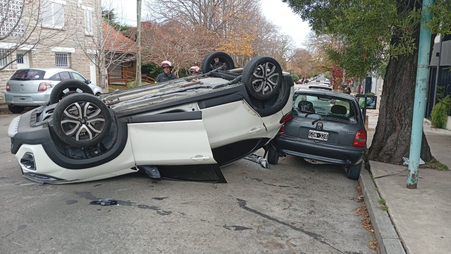 Tras el impacto, el auto volcó y colisionó contra un Corsa que se encontraba estacionado.