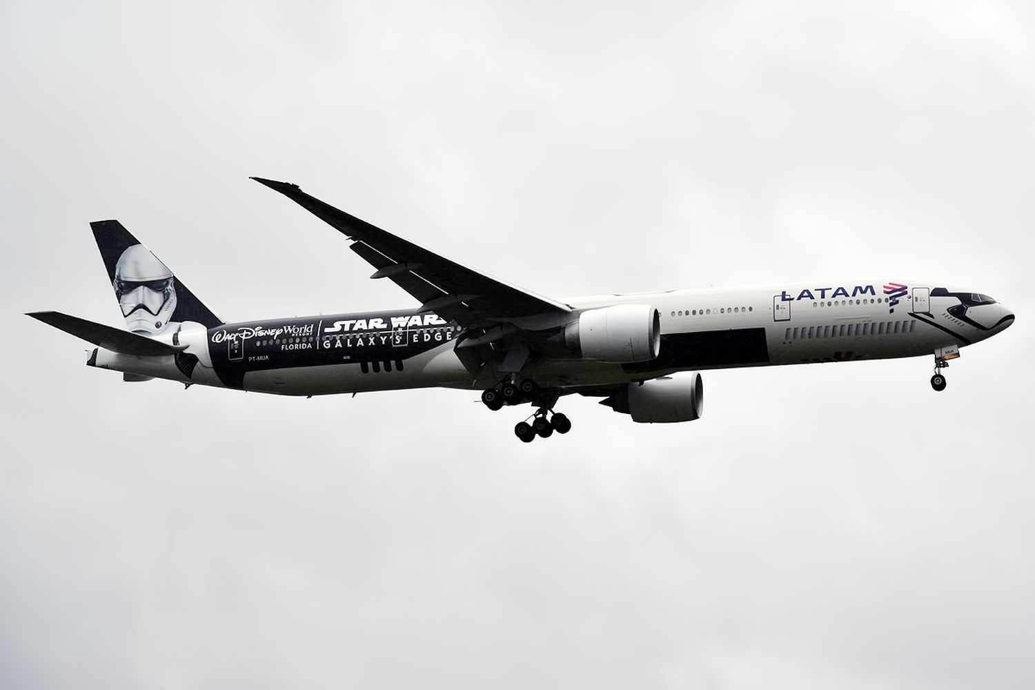 LATAM empezó a operar entre San Pablo y Barcelona con aviones Boeing 777-300(ER)