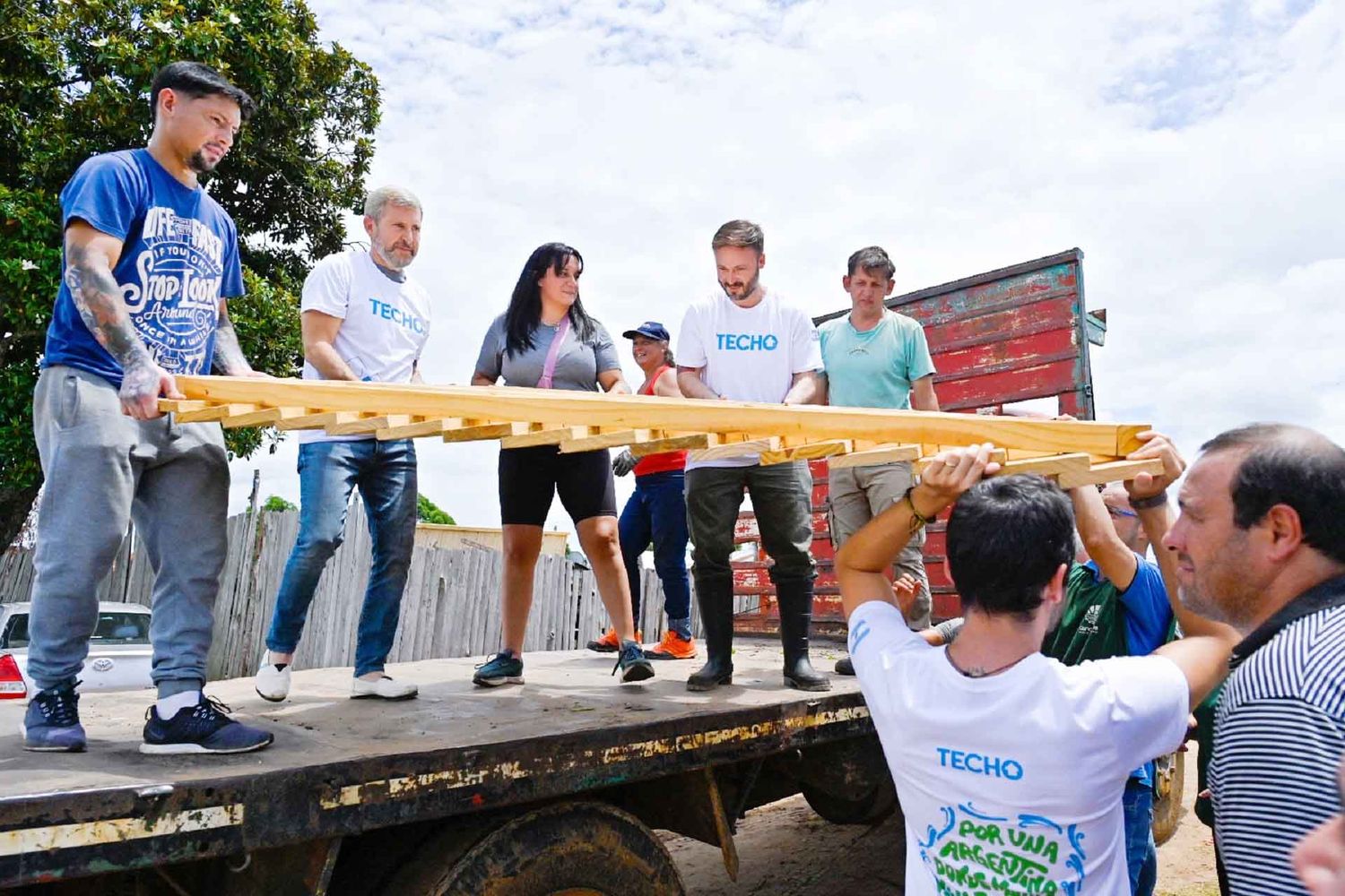 Frigerio se sumó a los voluntarios de TECHO que construyen soluciones habitacionales de emergencia