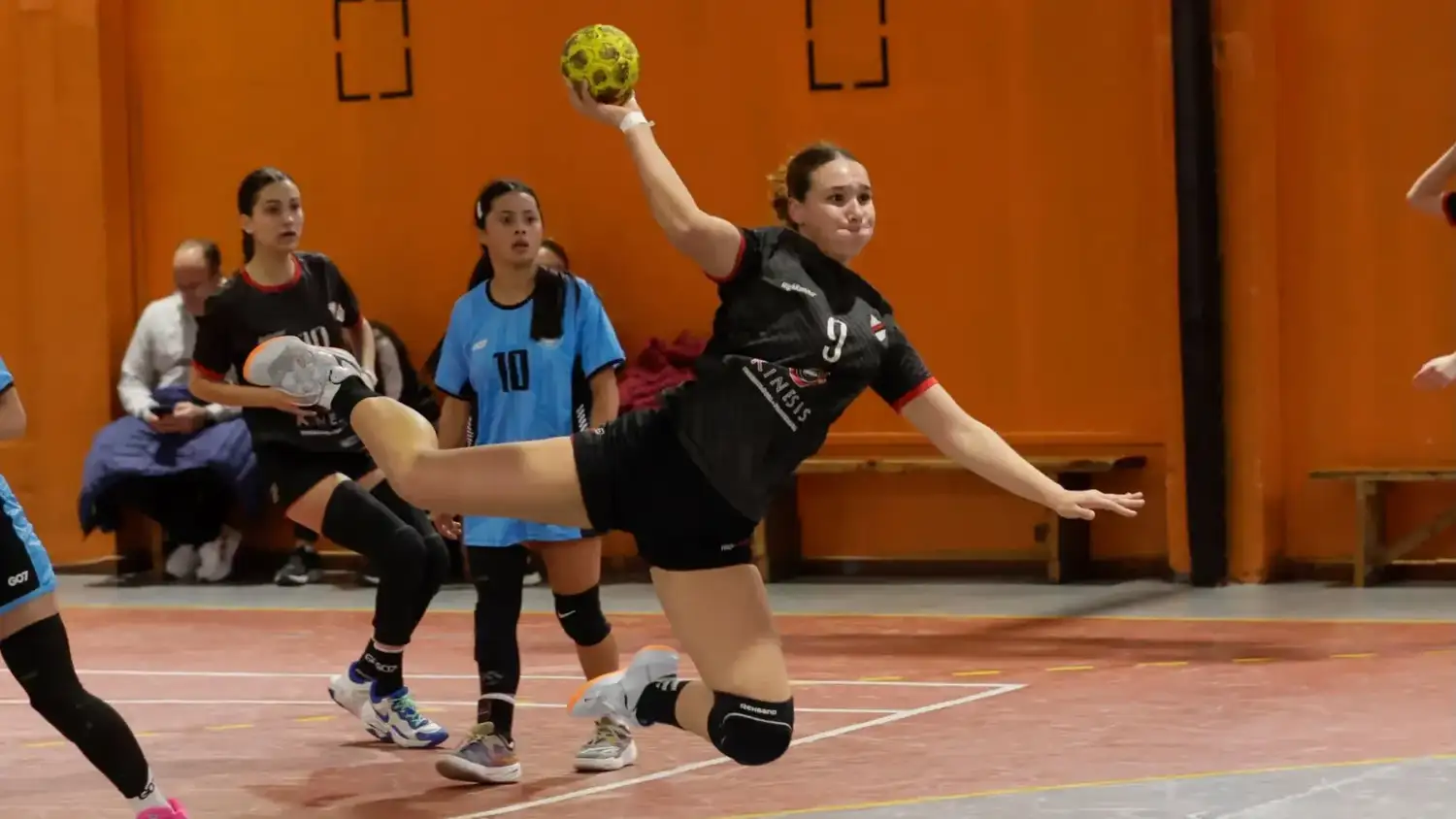 Martina Bustos es la goleadora de Defensa.