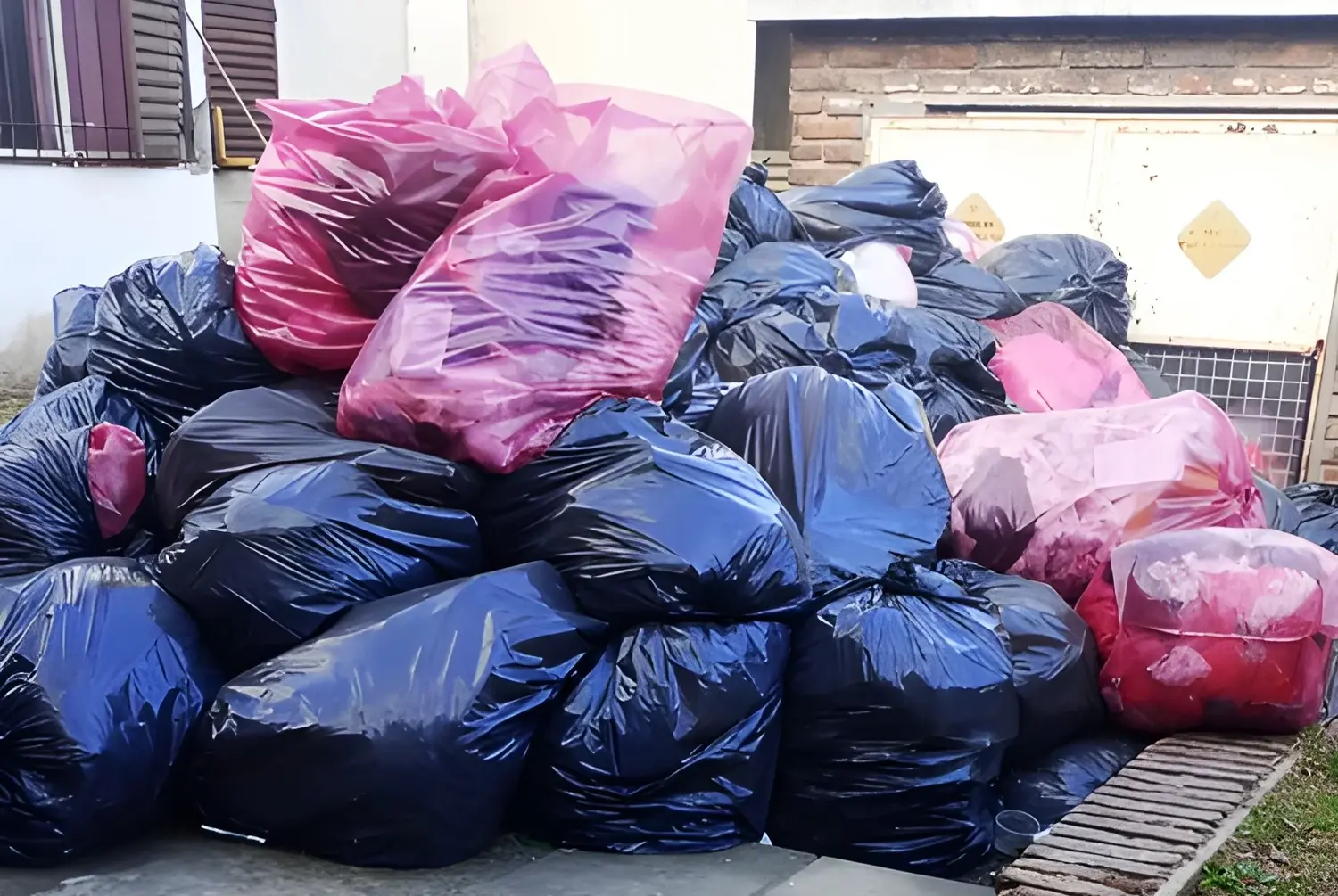 Una montaña de bolsas con residuos patogénicos en uno de los patios del Hospital.