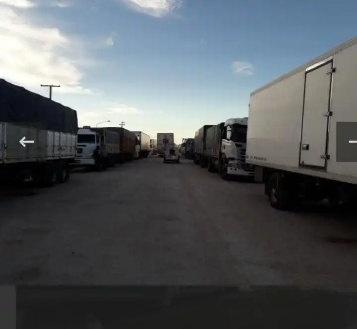 En otra jornada de paro con piquetes los transportistas cortan el puente Victoria-Rosario