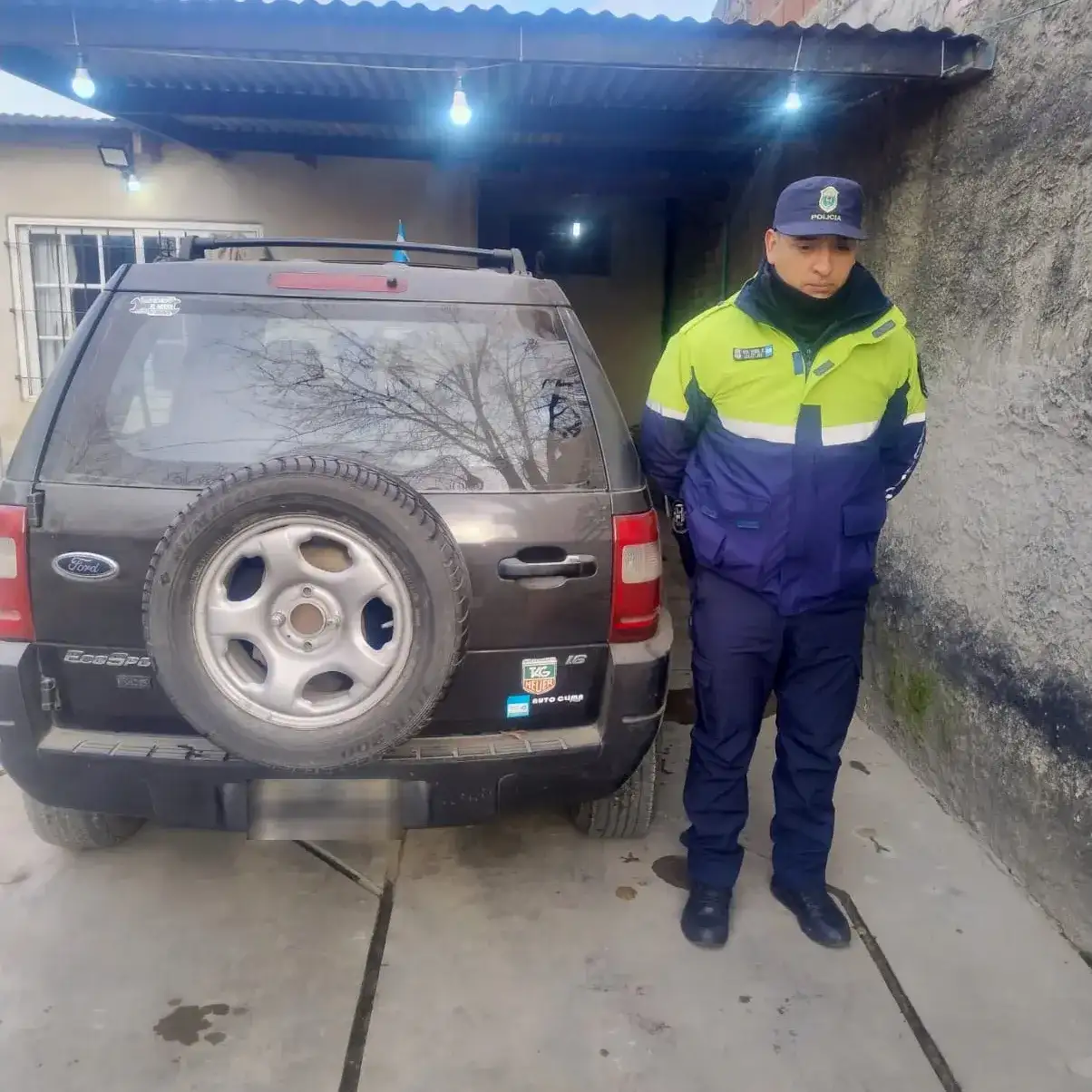 un policía junto a la camioneta secuestrada presuntamente usada en el asesinato de un joven en derqui