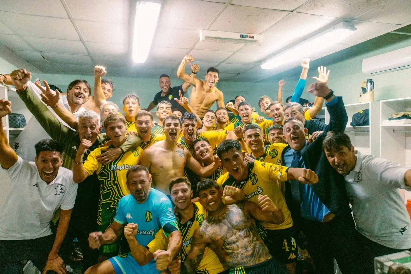 FOTO PRENSA ALDOSIVI Lazarte, en primer plano y con el número 49 en el pantalón, es parte del festejo de Aldosivi.