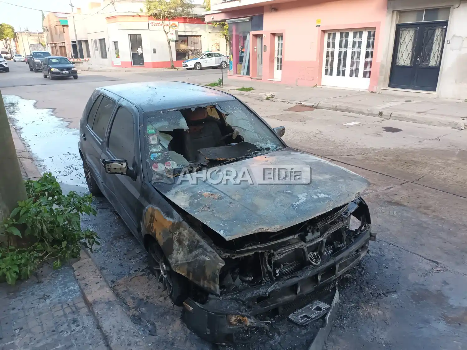 Un auto se incendió en pleno centro de la ciudad: dos explosiones fuertes alertaron a los vecinos