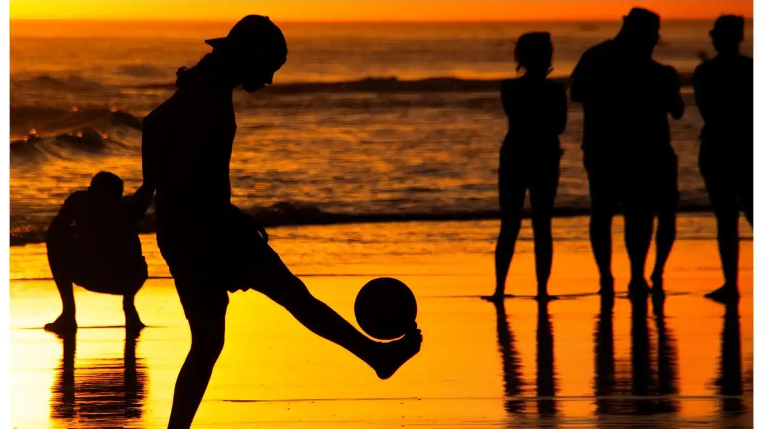 La fotografía “Atardecer en la playa” fue seleccionada para representar a la provincia de Buenos Aires (Claromecó) en el mes de enero del calendario institucional