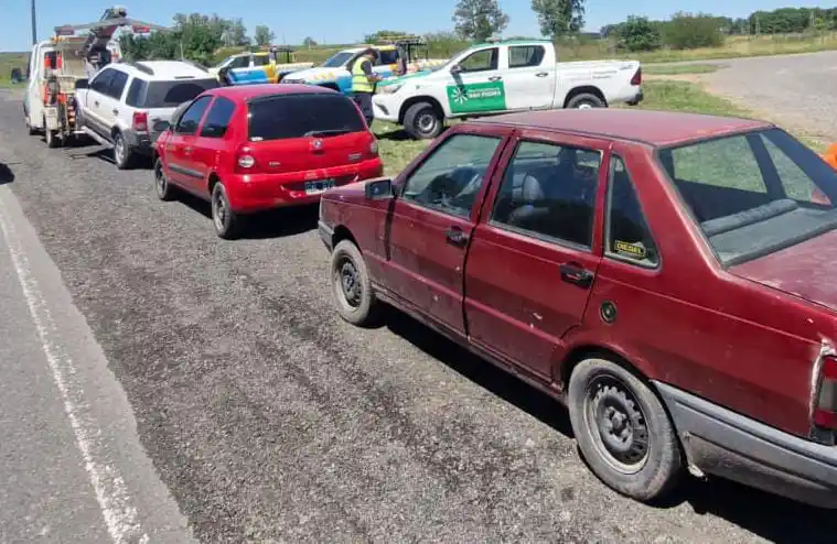Los vehículos fueron trasladados por la grúa hacia depósito municipal.