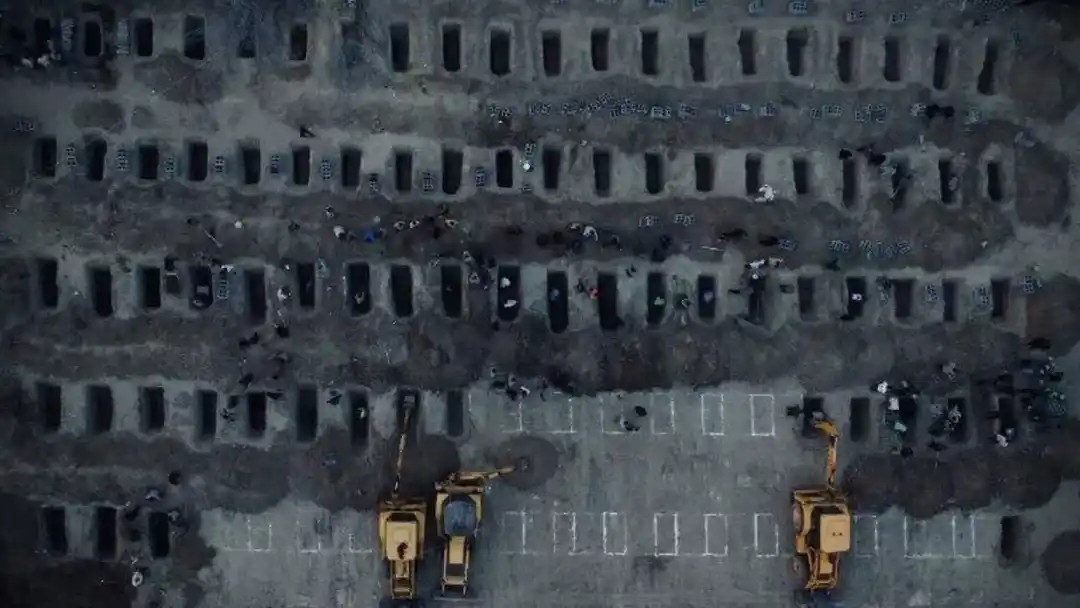 La foto aérea de las fosas que retrata el horror del ataque a una escuela iraní