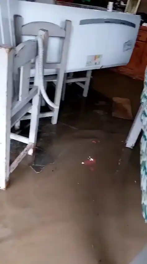 El agua ingresó a una vivienda de calle Rosales al 1000 y pidieron ayuda para recuperar colchones