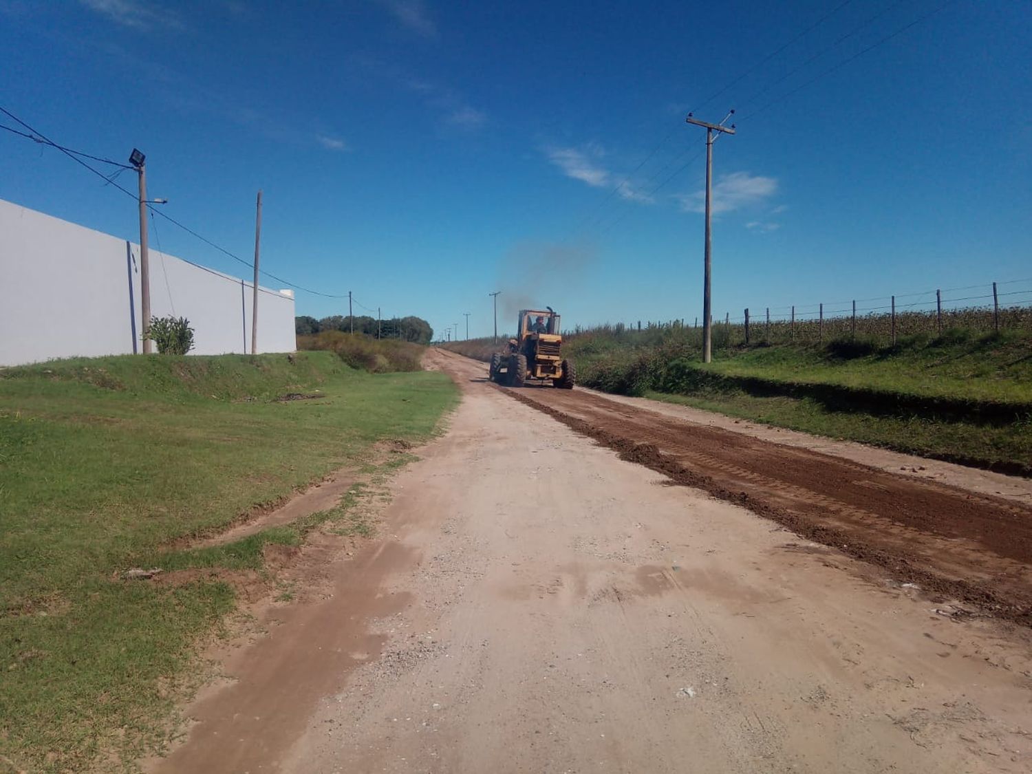 Máquinas trabajando en los caminos rurales.