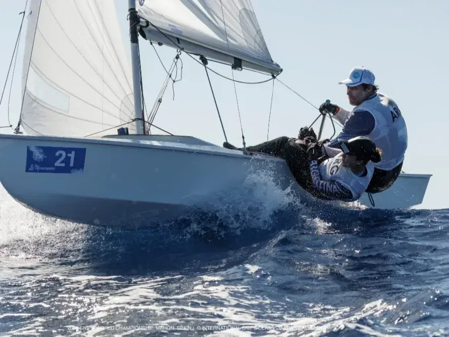 Julio Alsogaray y Malena Sciarra se consagraron subcampeones mundiales de Snipe en España. PH: Matías Capizzano.