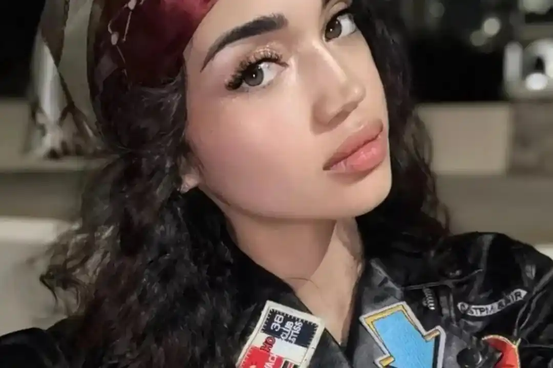 El hermano de la víctima manifestó su tristeza al compartir una imagen junto a Narela durante un festejo familiar.