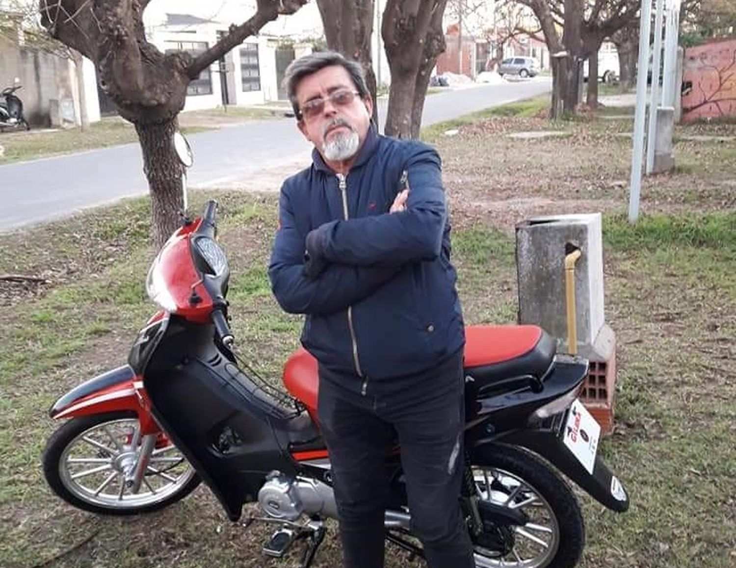 Tras recaudar más de 100 mil pesos, compraron una moto nueva al mensajero Rubén Solís