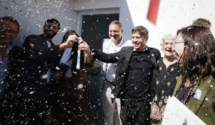 Una pareja de Lincoln decidió casarse en medio del acto de entrega de viviendas, con Kicillof como testigo de la boda.