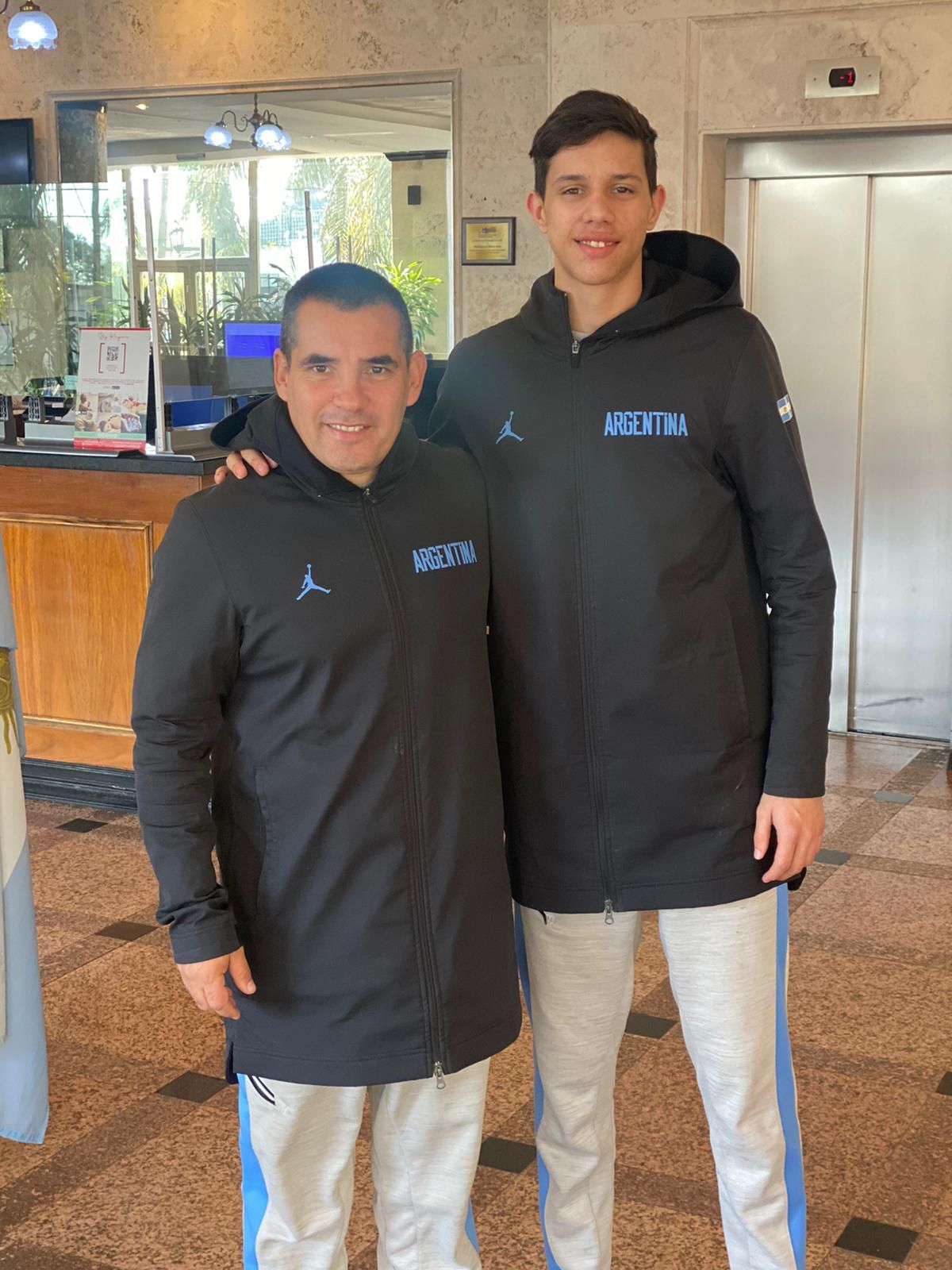 El kinesiólogo gualeguayense Cristian Airala junto a "Nacho" Raspaud. Recién llegados de la pretemporada en Santiago del Estero y  este miércoles por la mañana la delegación parte rumbo a Francia en donde participarán de un torneo amistoso y luego se trasladan a España para disputar del Mundial.