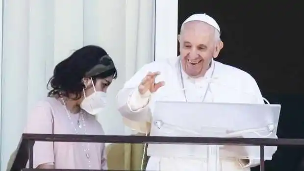 Los médicos retrasan el alta médica del Papa