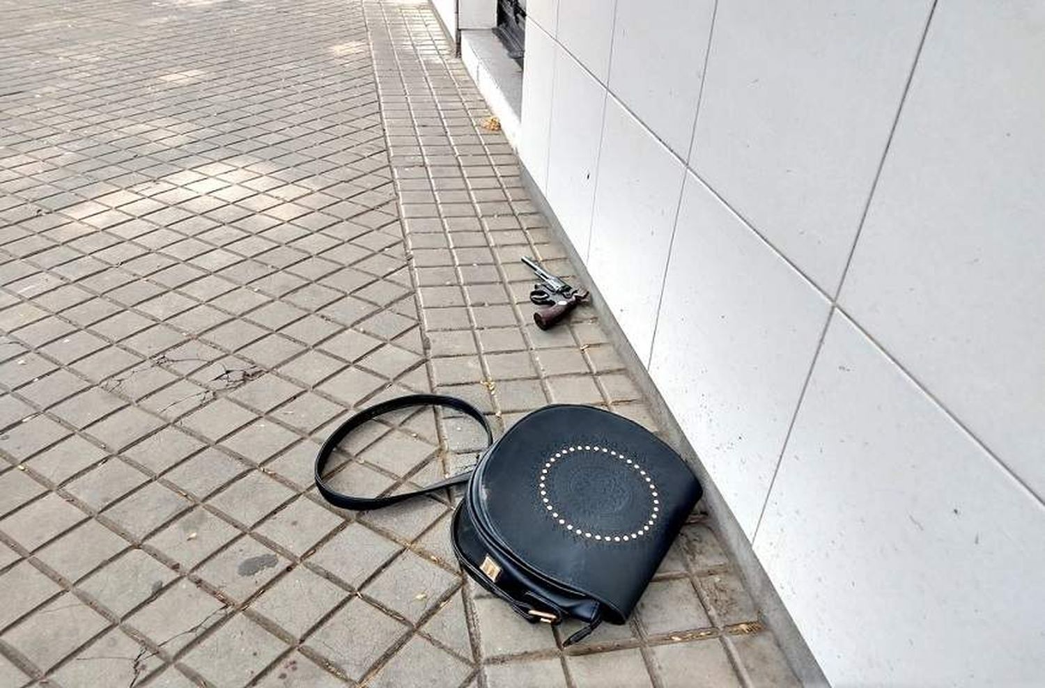 Le robó una cartera a una mujer, se disparó por error y terminó hospitalizado