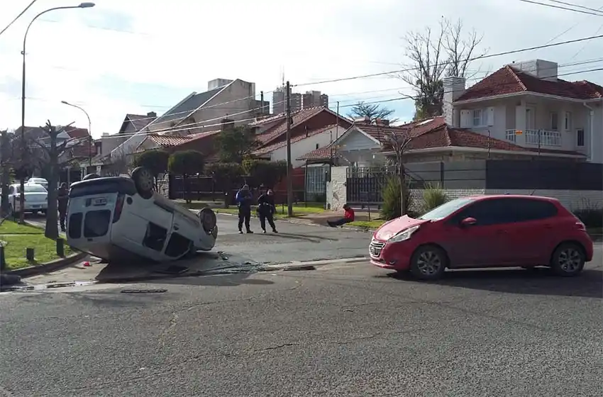 Fuerte choque y vuelco en el barrio Los Troncos