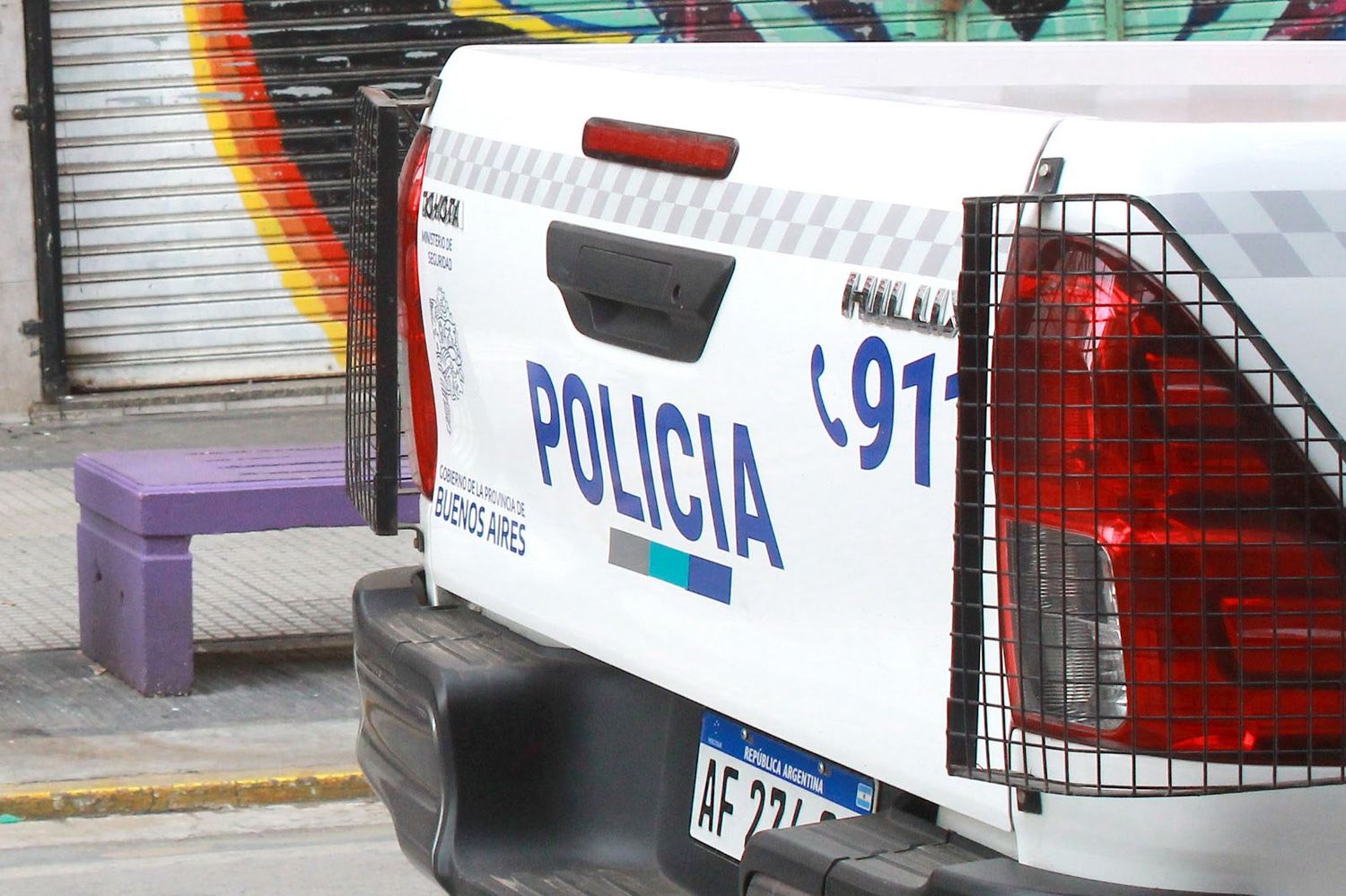 Tomó del cuello a comerciante, le apuntó con un arma y le robó