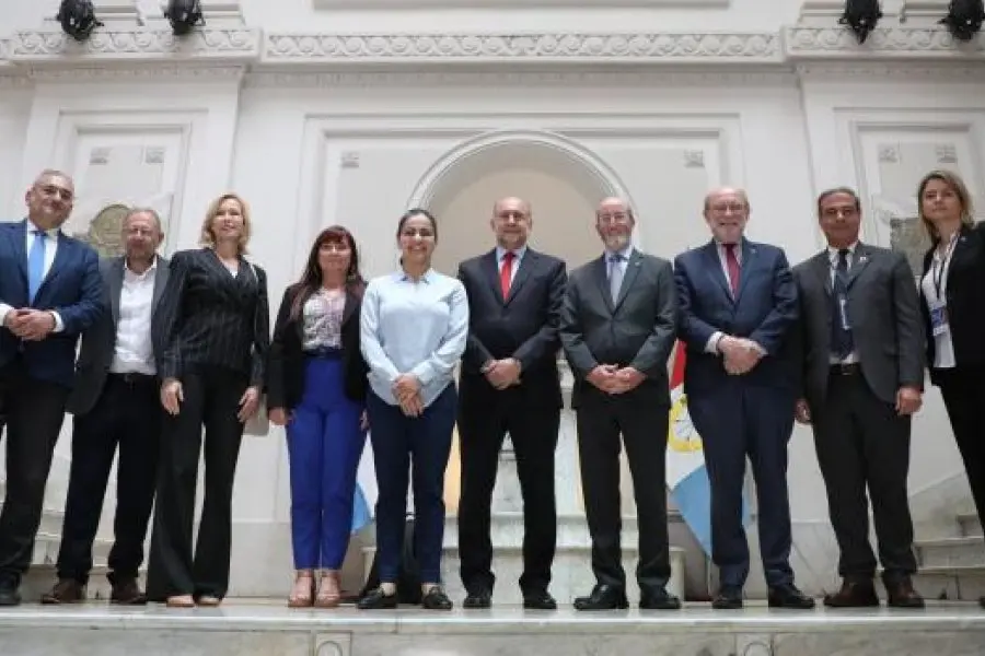 Perotti recibió a Senadores de California