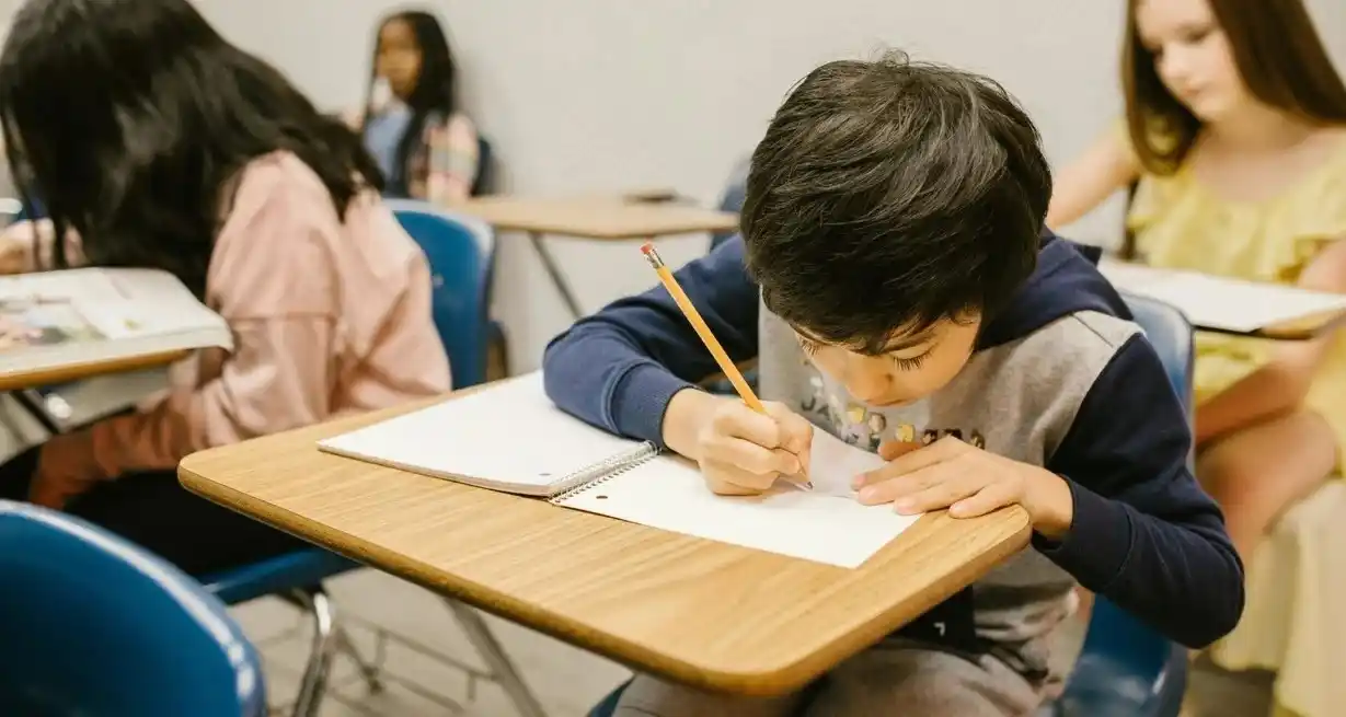 El informe identifica diferentes enfoques y métodos de alfabetización.