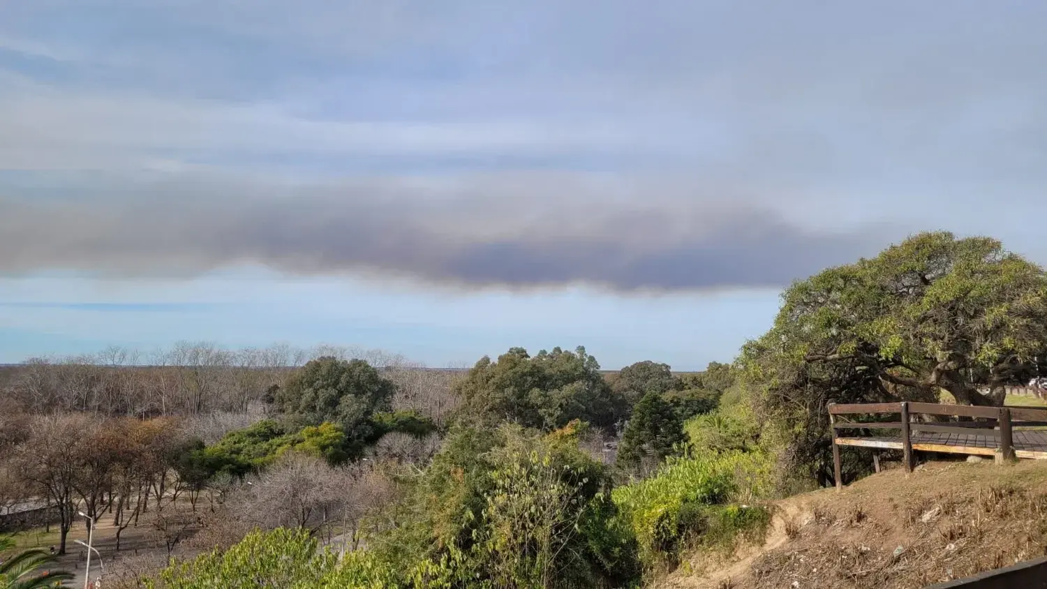 El humo de los incendios se apreciaron en la tarde de ayer. Muchos focos se registraron cerca de Baradero.