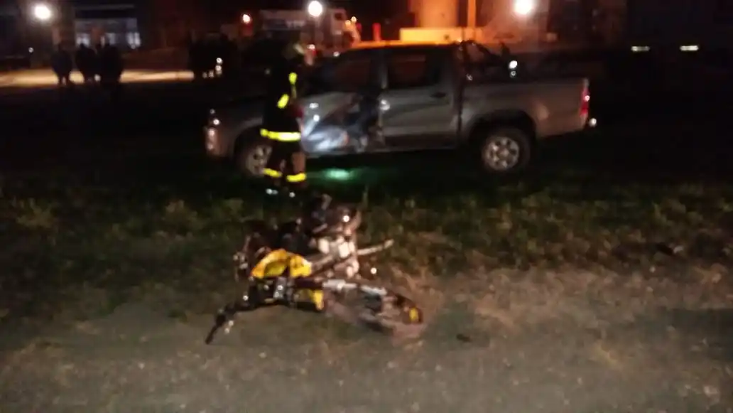 Motociclista impactó el lateral izquierdo de una camioneta