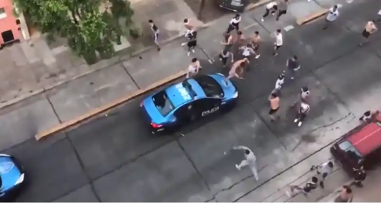 Feroz ataque de la barra de All Boys contra la policía
