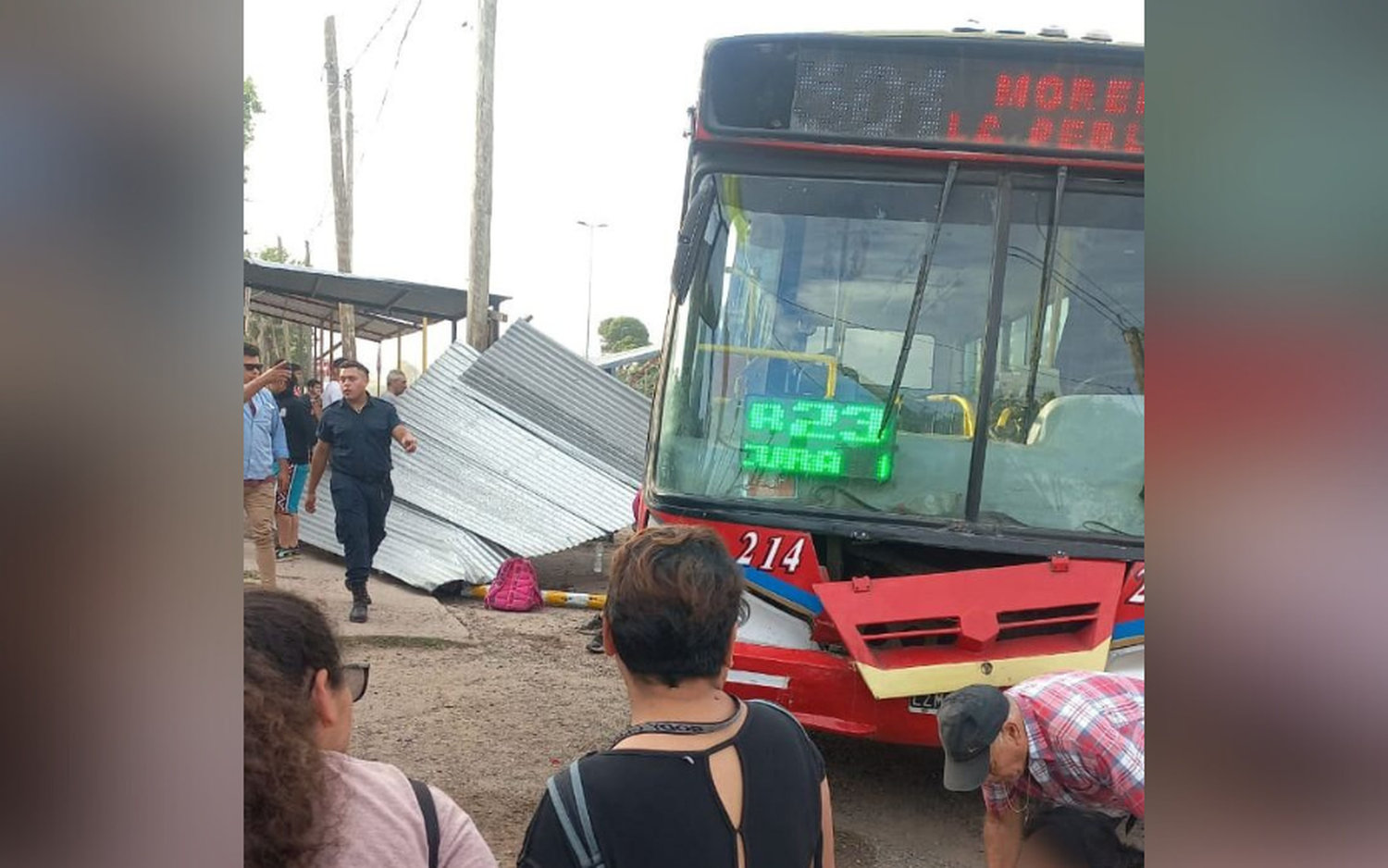 Choque fatal contra una parada en Moreno