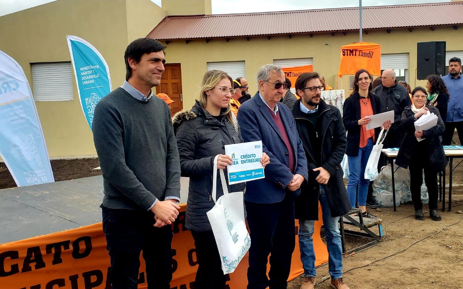 Provincia entregó 20 viviendas del Barrio de los Trabajadores Municipales y anunció el avance de las 30 restantes