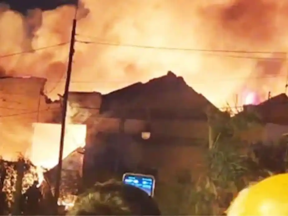 El incendio se produjo en una fábrica. Foto: Agencia NA (redes)