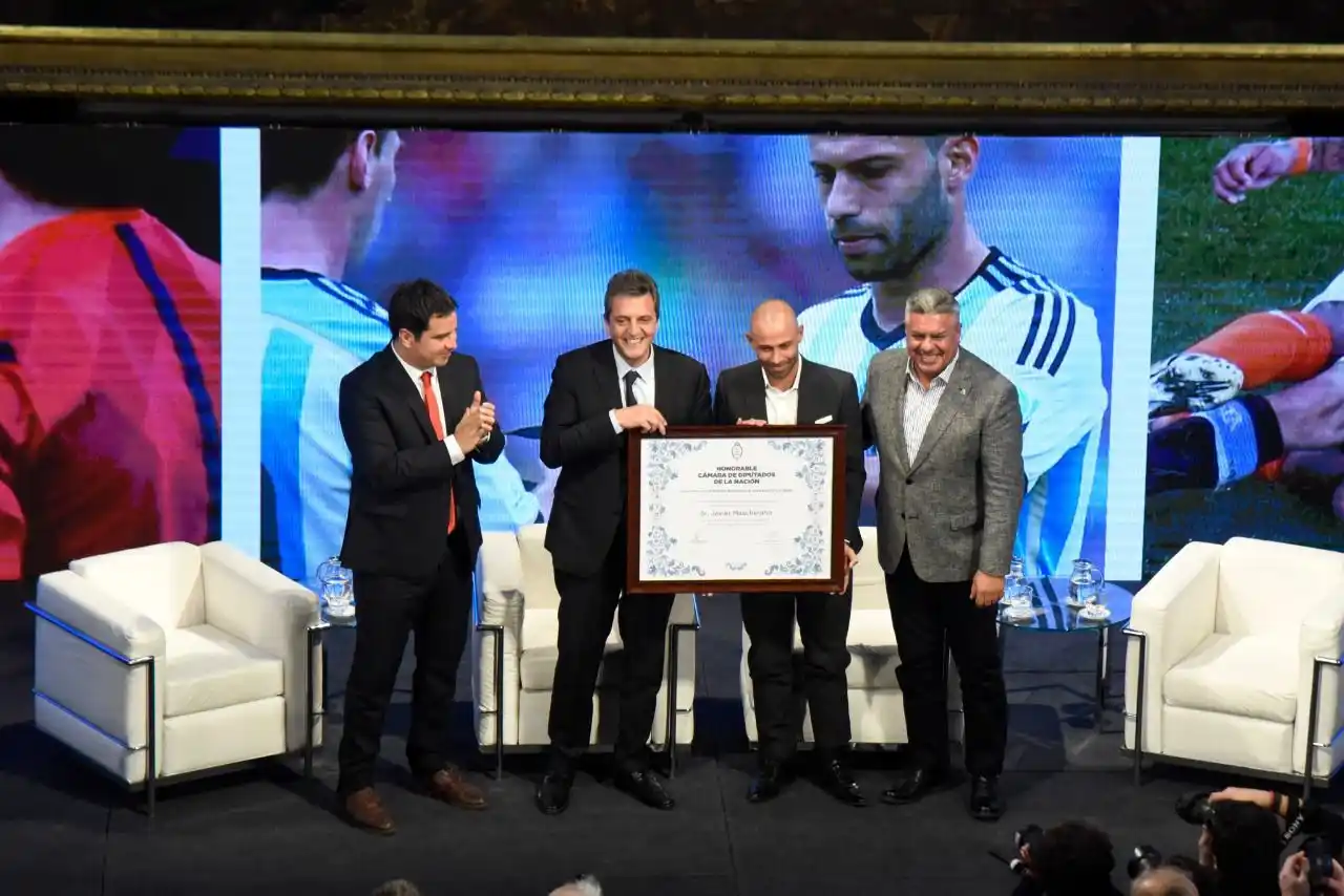 Javier Mascherano fue distinguido con la mención "Juan Bautista Alberdi" en la Cámara de Diputados