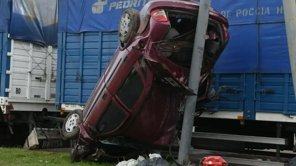 Impactante choque en Blas Parera: un auto volcó sobre un poste tras colisión con un camión