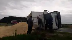 Volcó un camión en la ruta nacional 12 y el tránsito quedó cortado