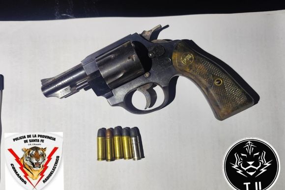 Los descubrieron circulando con un revólver y quedaron detenidos en zona sur