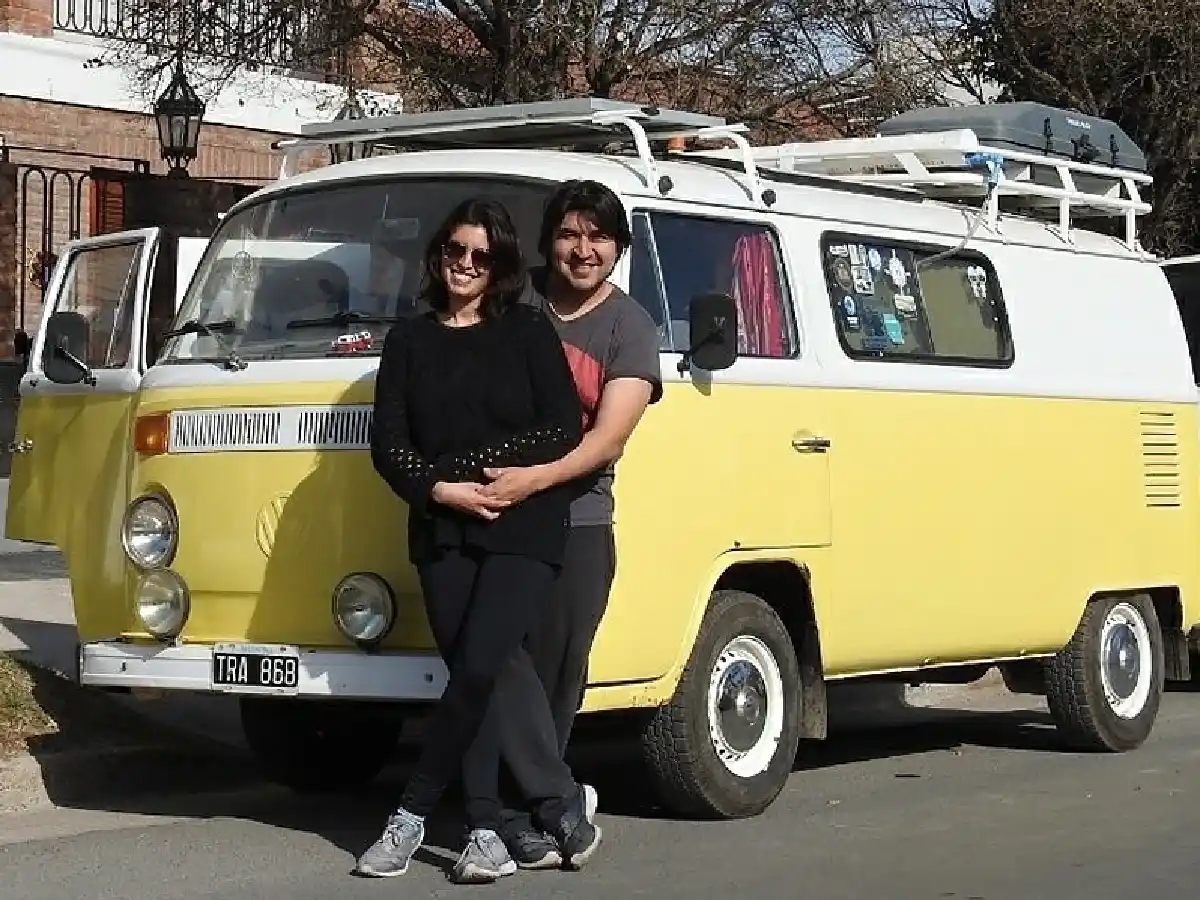 Una pareja de Devoto irá “hasta la Luna” en combi para perseguir sus sueños