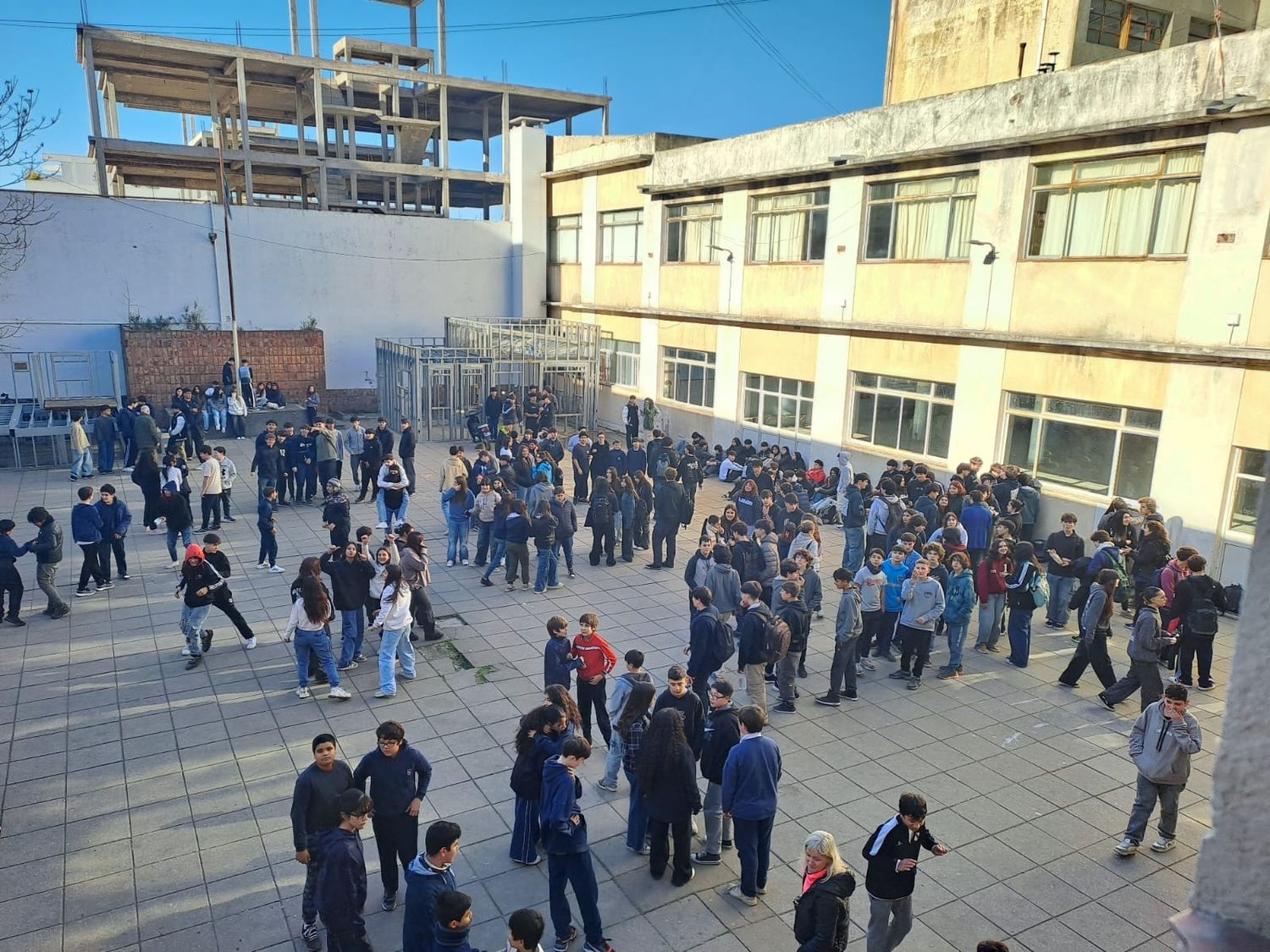 Alumnos de la Técnica 2 reclamaron por la falta de calefacción y pidieron respuestas a las autoridades
