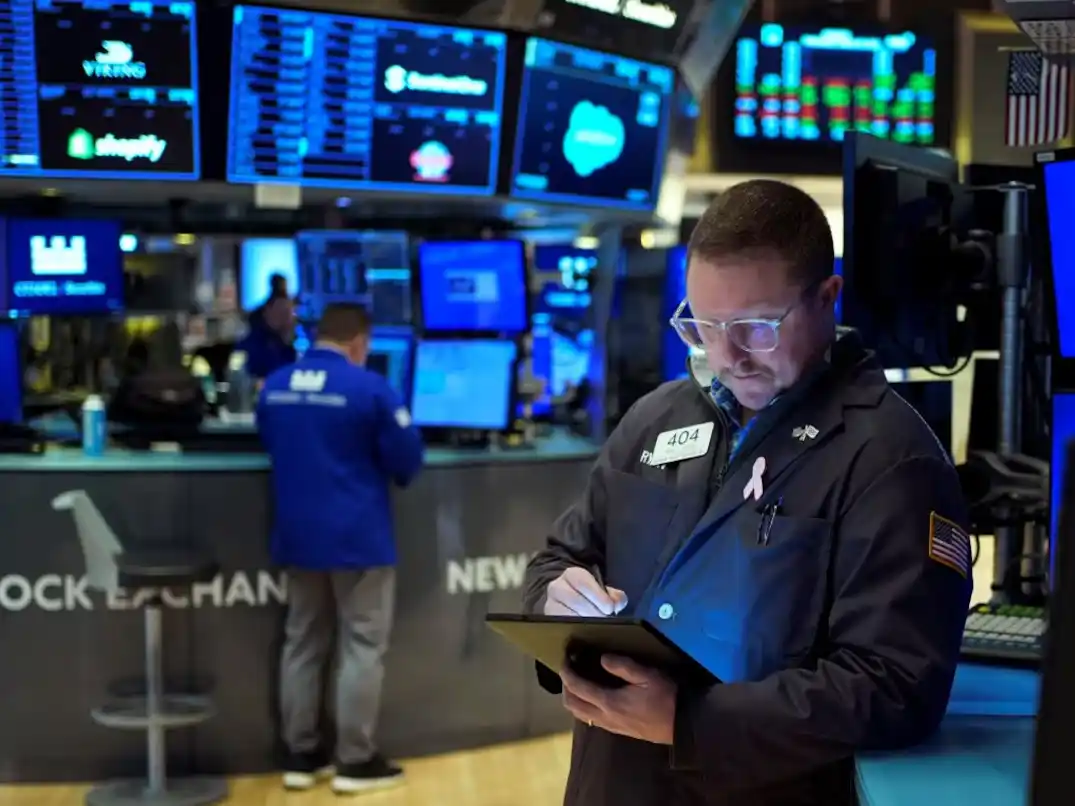 El descenso del riesgo país fortalece la confianza en los mercados, aunque persisten los desafíos estructurales para consolidar la estabilidad económica.