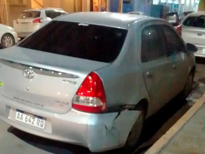 Daños materiales en ambos rodados involucrados en el accidente vial en avenida 2 y calle 81