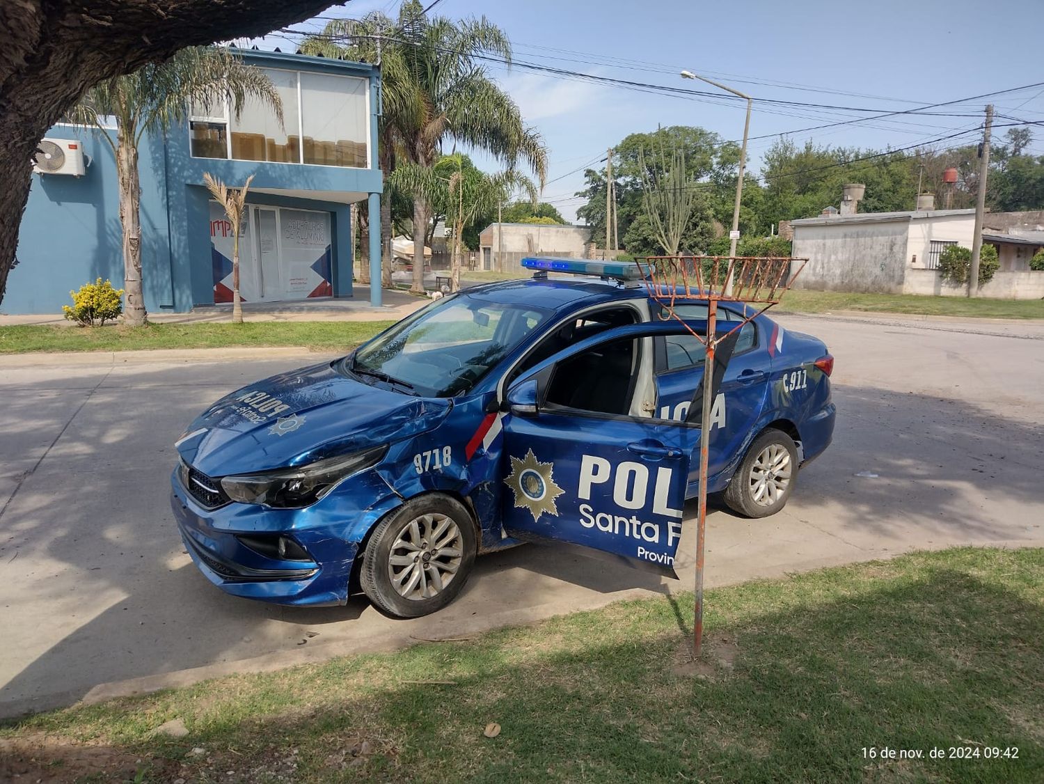 El patrullero policial sufrió importantes daños.