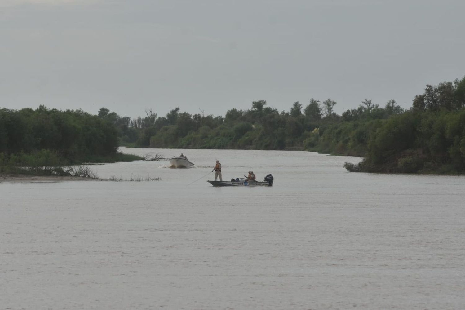 Buscan a un pescador que desapareció en aguas del río Coronda