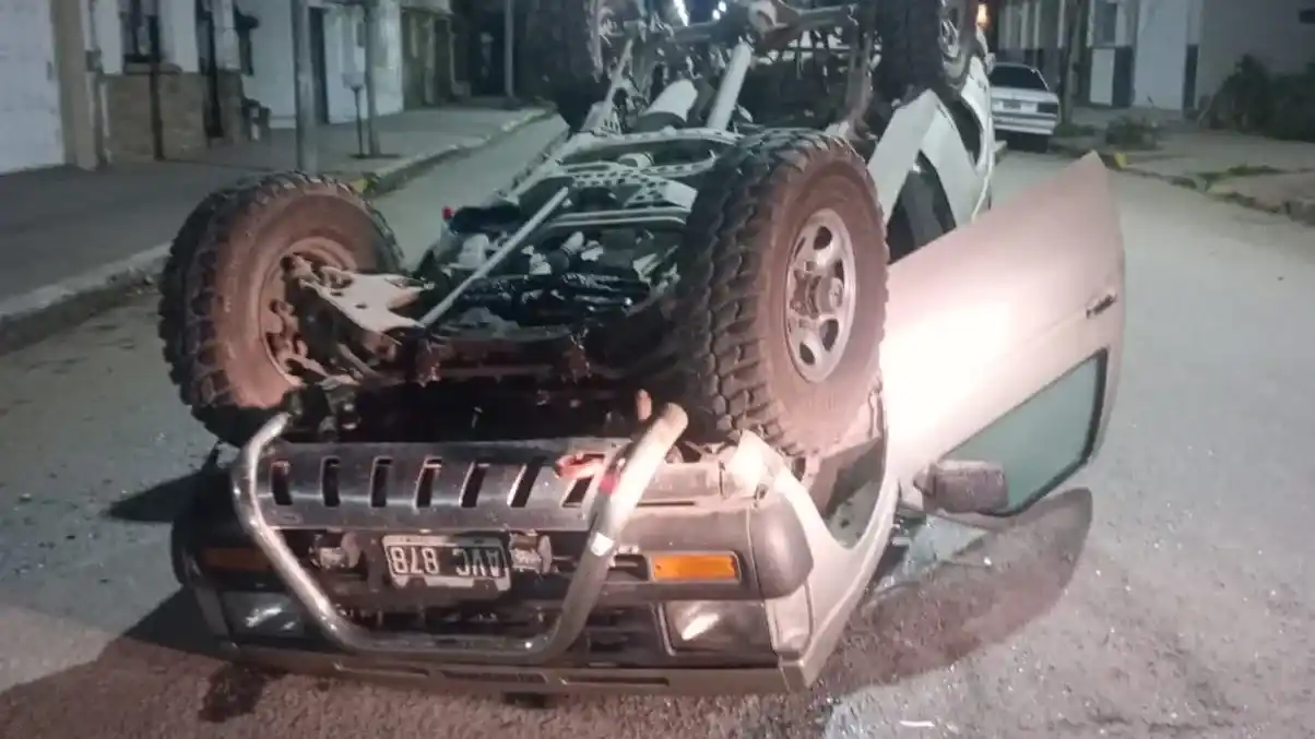 La camioneta quedó con las ruedas hacia arriba