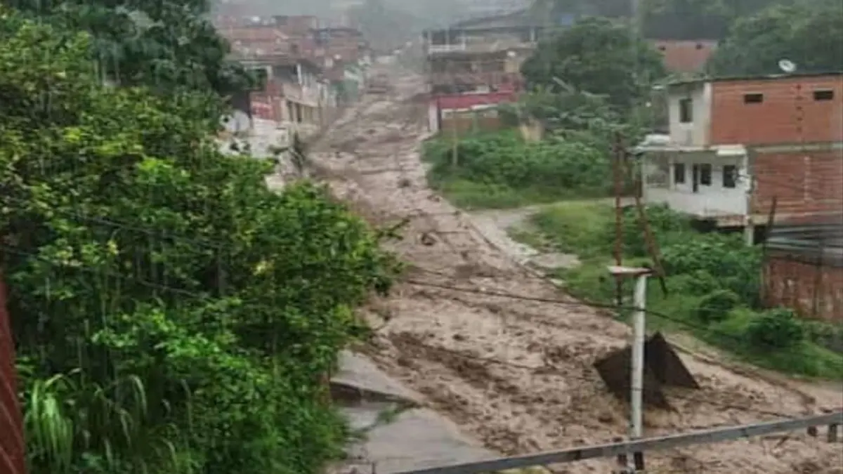 OTRO DESASTRE: al menos 20 viviendas colapsadas por desbordamiento de El Limón en la Caracas-La Guaira