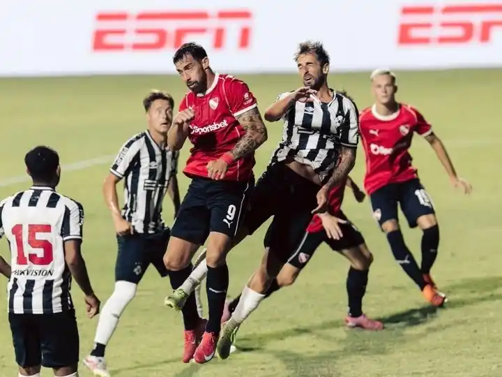Aválos, autos de los dos goles, en una disputa aérea en el área de Wanderers.
