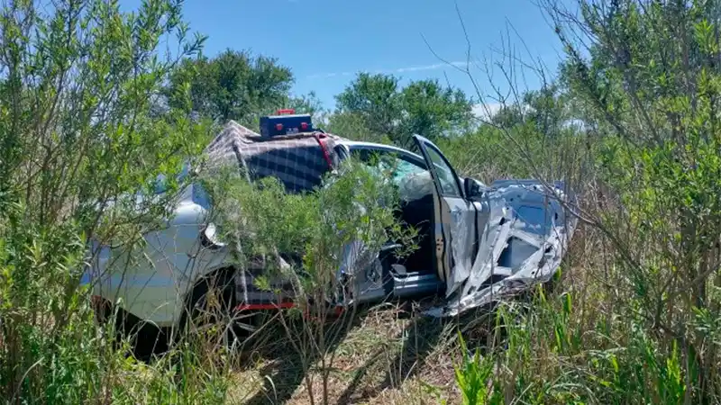 Un violento choque frontal provocó la muerte de una mujer y varios heridos