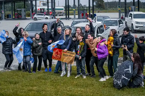 Alegre recibimiento a Thiago Palotini en su llegada a Necochea, tras ser campeón en Ecuador