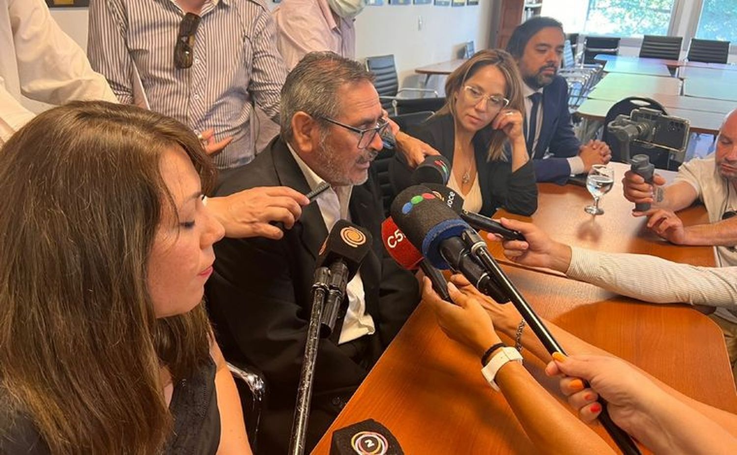 Carlos Bulnes, junto a sus hijas.