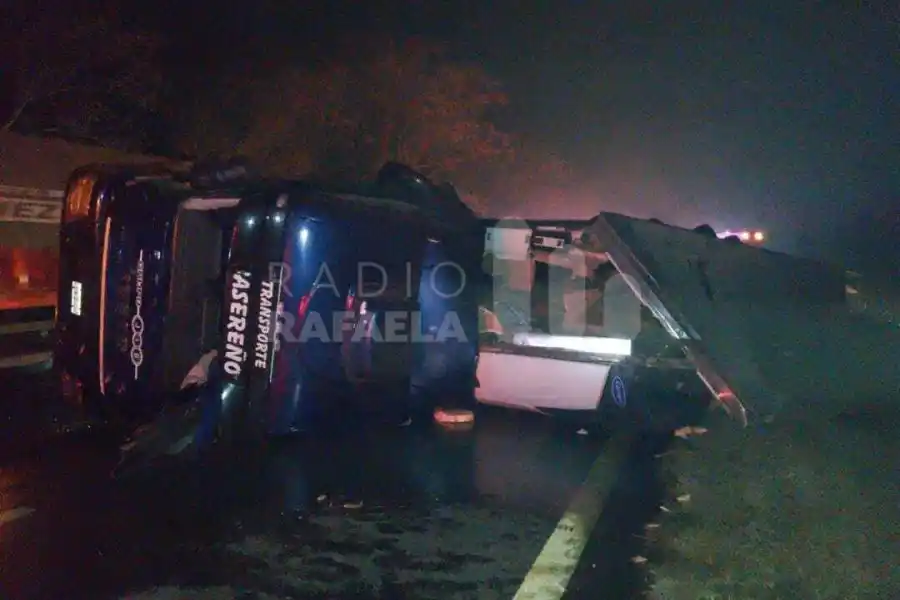 Un camión volcó en la Ruta Nacional 19 y quedó obstruyendo toda la calzada